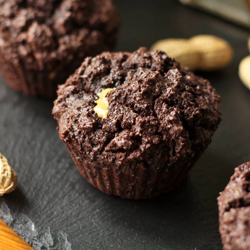 Keto muffinki czekoladowe z masłem orzechowym