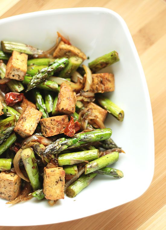 Stir fry ze szparagami i tofu