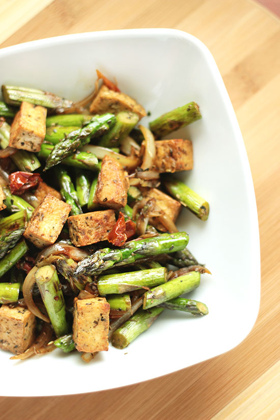 Stir fry ze szparagami i tofu