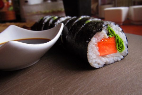 Sushi z pomidorem i sałatą – wegańskie