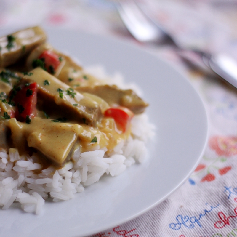 Seitan w sosie beszamelowym curry