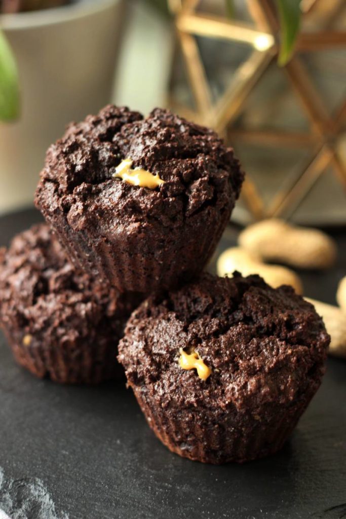 Keto muffinki czekoladowe z masłem orzechowym