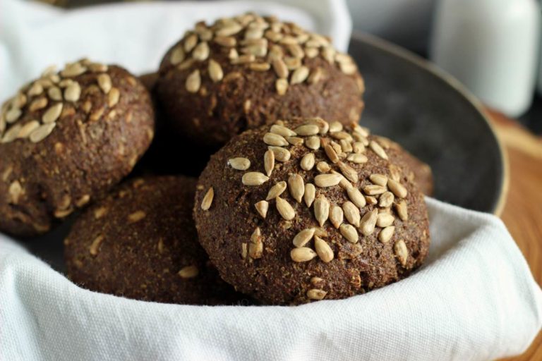 Keto bułki z siemieniem lnianym bez mąki (bezglutenowe) WegePrzepis