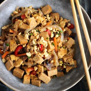Keto pad thai z tofu